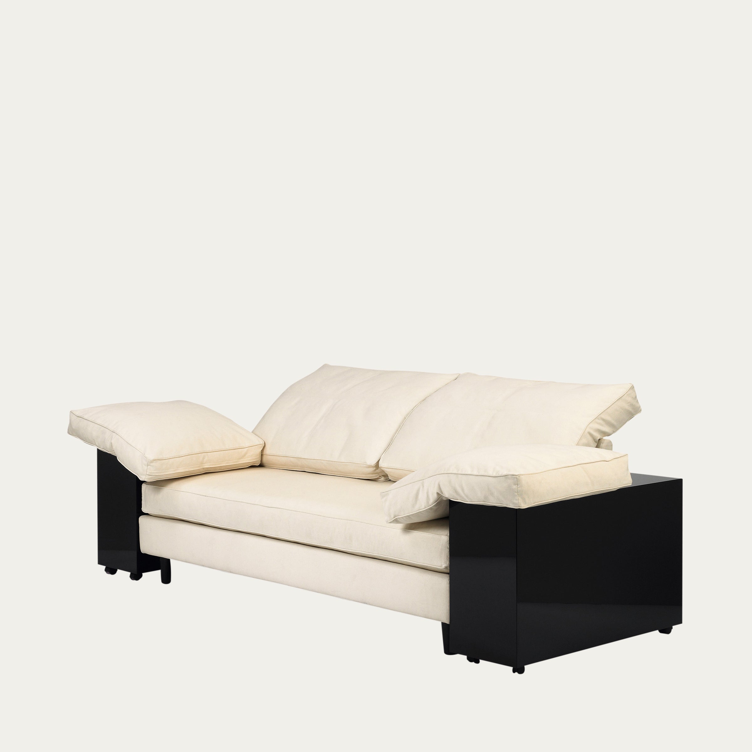 Schräge Ansicht des Lota Sofas von Eileen Gray 1924 mit verstellbaren Kissen und kubischer Architektur, Design der klassischen Moderne