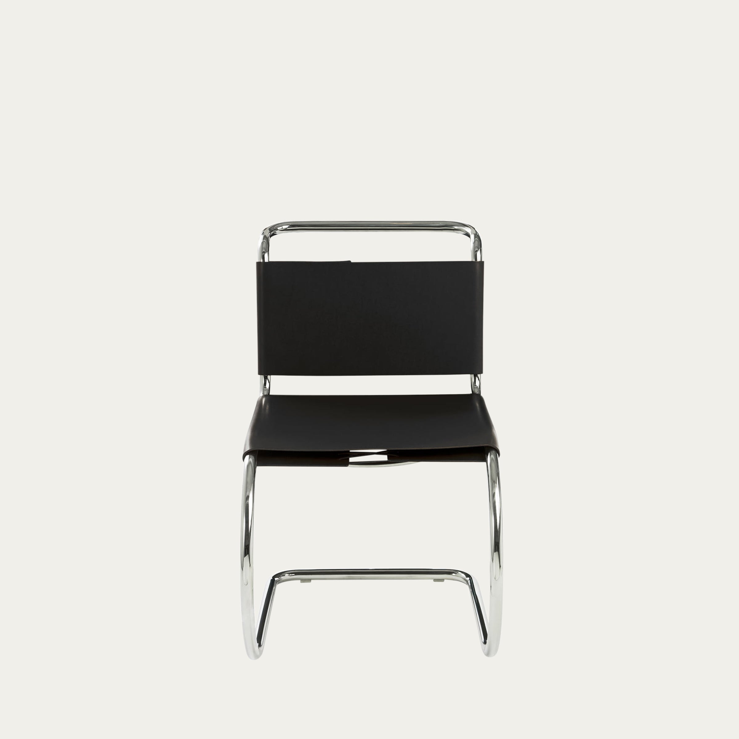 Frontale Ansicht des MR Freischwinger-Stuhls von Ludwig Mies van der Rohe in schwarzem Leder auf Stahlrohrgestell