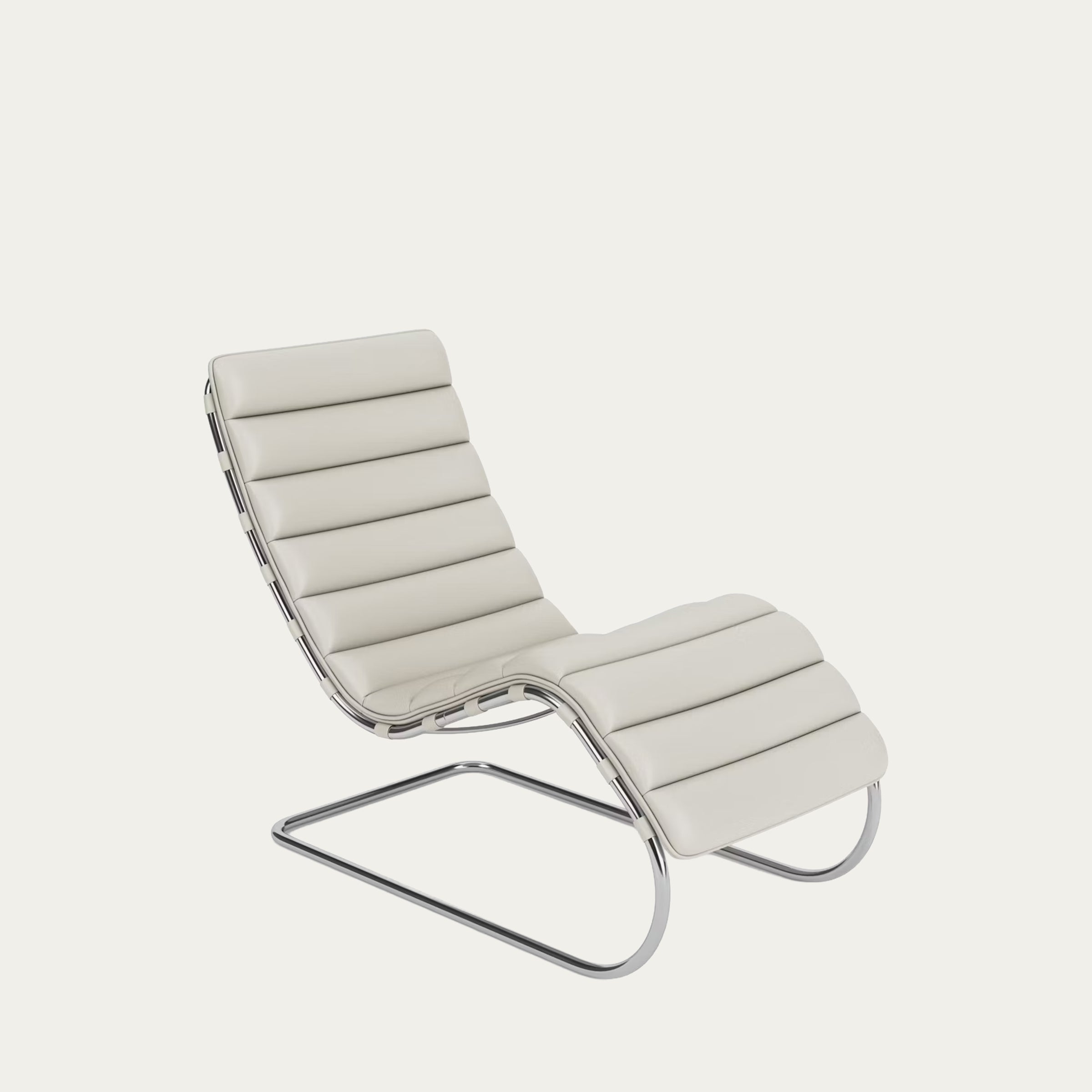 Seitliche Ansicht der MR Chaise Longue von Ludwig Mies van der Rohe in Cremeweiß – elegante Lederschichten auf gebogenem Chromgestell
