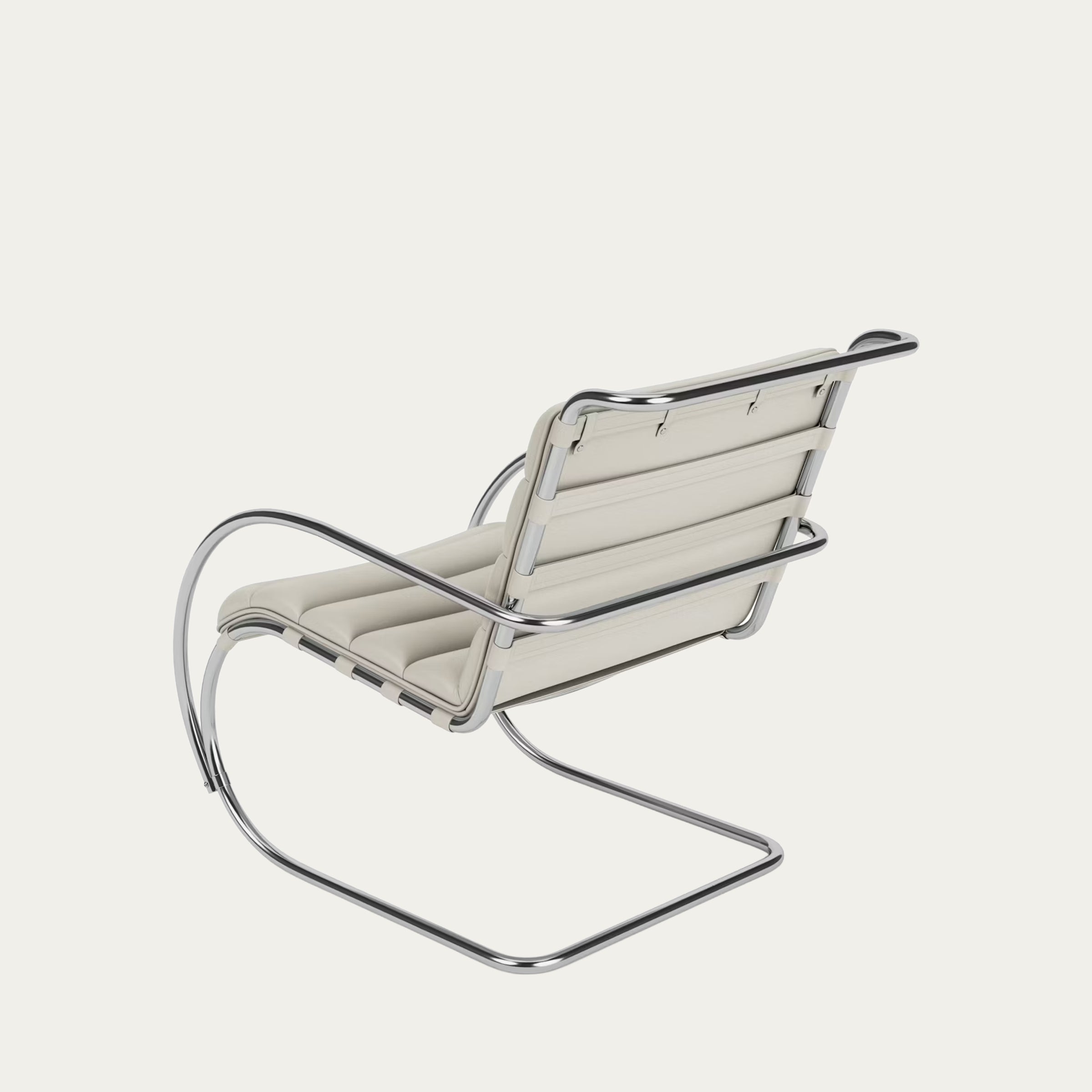 Rückansicht des weiß gepolsterten MR Lounge Chairs mit Armlehnen, verchromtes Stahlrohr und horizontale Polsterstruktur