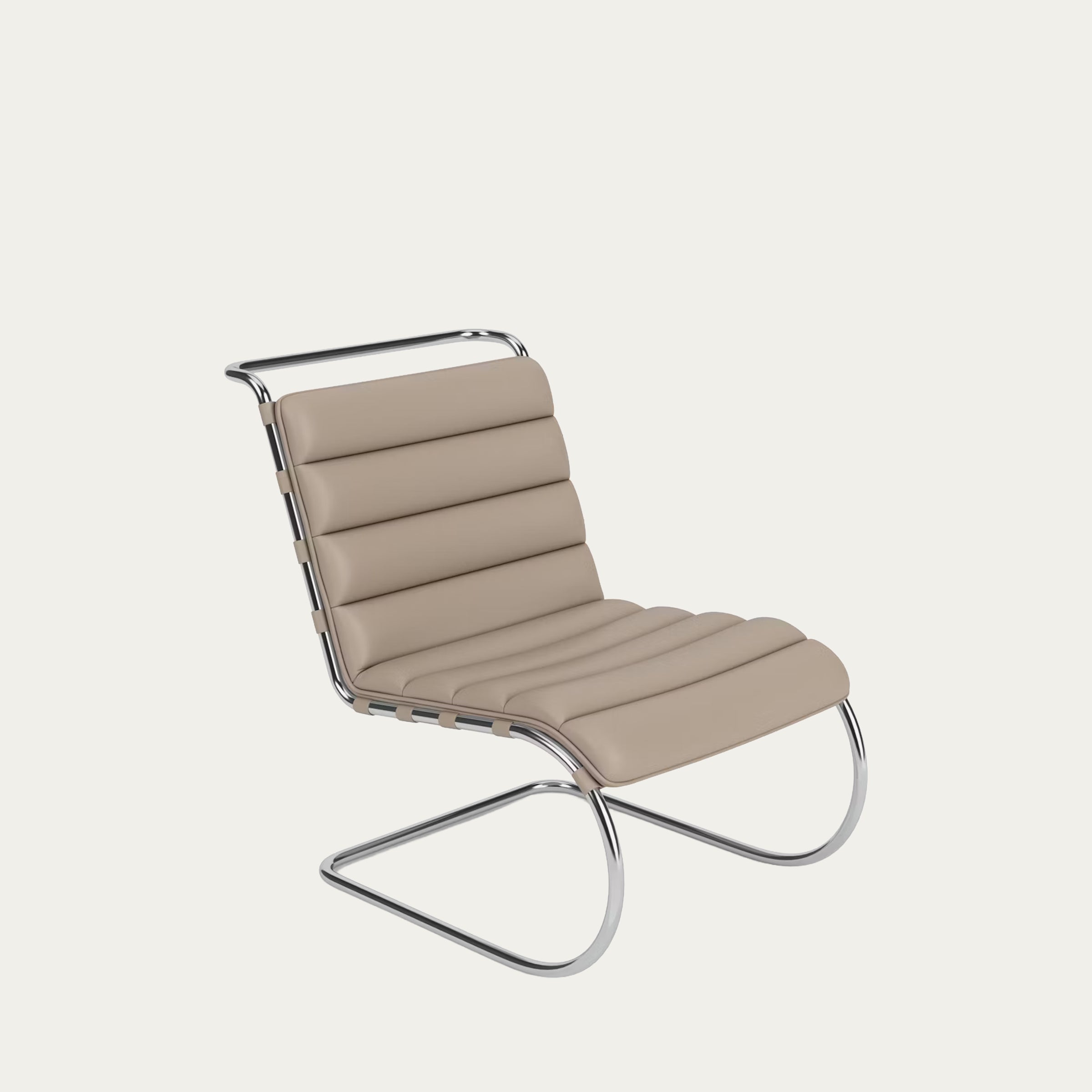 Schrägansicht des MR Lounge Chairs von Mies van der Rohe – gepolsterte taupefarbene Lederauflagen und verchromter Stahlrahmen