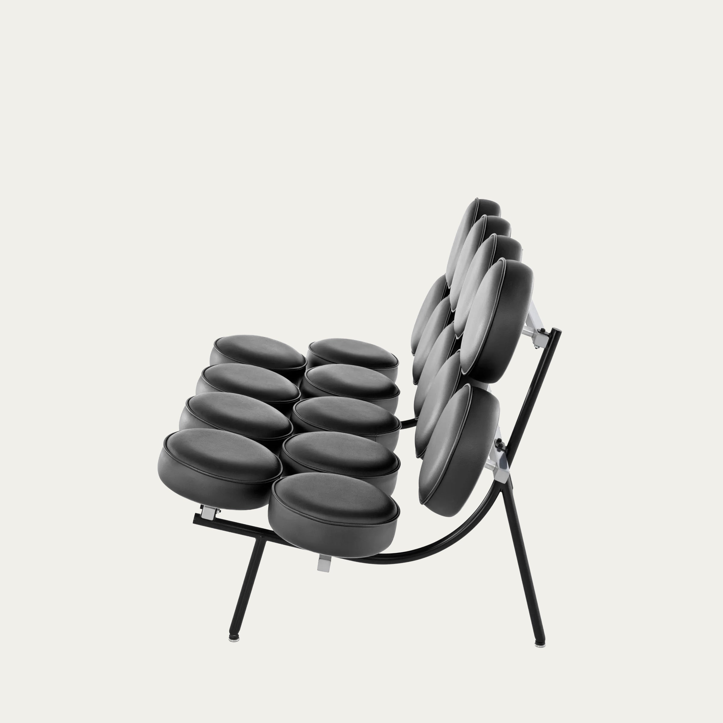 Seitliche Ansicht des Marshmallow Sofas von George Nelson mit mehreren übereinander angeordneten schwarzen Rundpolstern