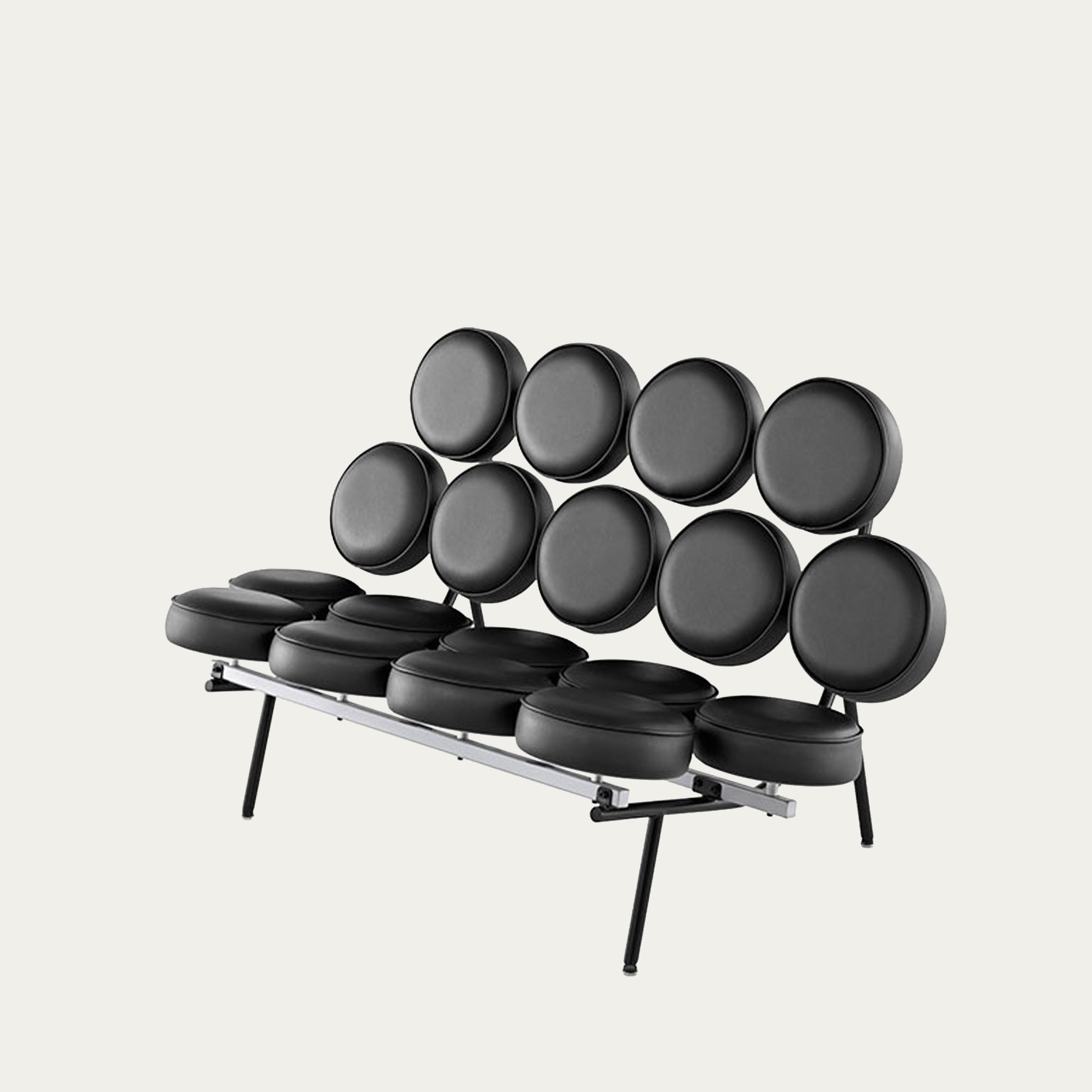 Frontseitige Ansicht des Marshmallow Sofas von George Nelson aus dem Jahr 1956 mit schwarzen runden Polstern