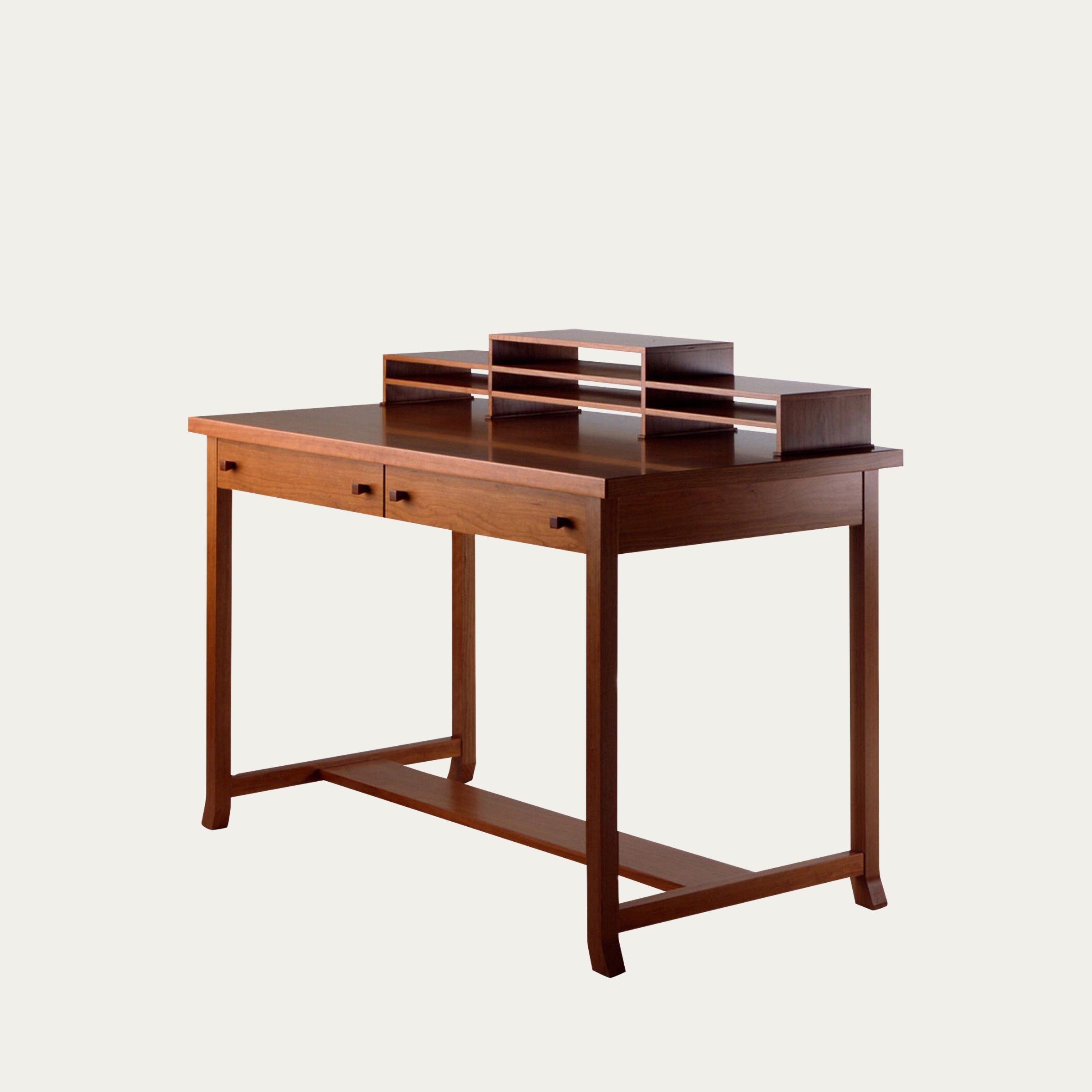 Holzschreibtisch Meyer May Desk von Frank Lloyd Wright aus dem Jahr 1909, mit zwei Schubladen und charakteristischem Aufsatzregal