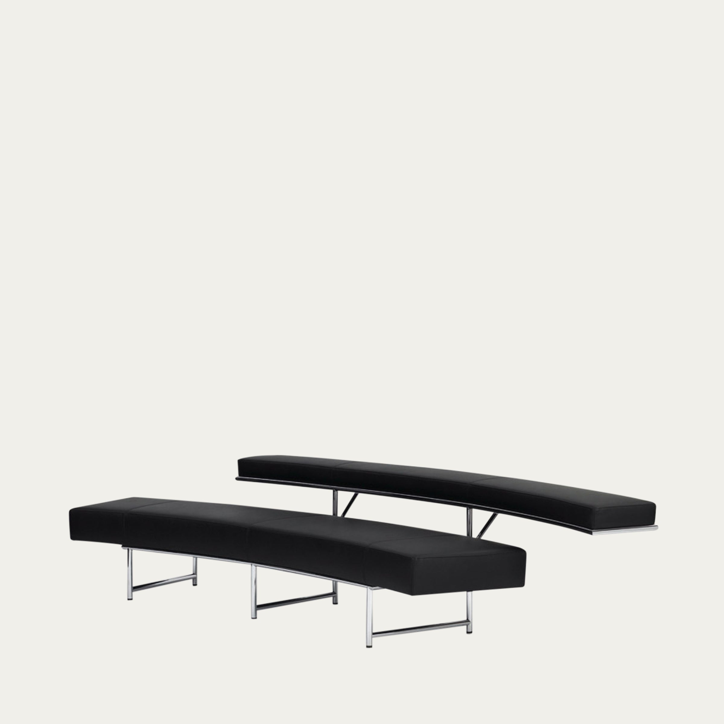 Monte Carlo Sitzbank von Eileen Gray 1929 in schwarzer Polsterung mit puristischer Linienführung und Stahlbeinen