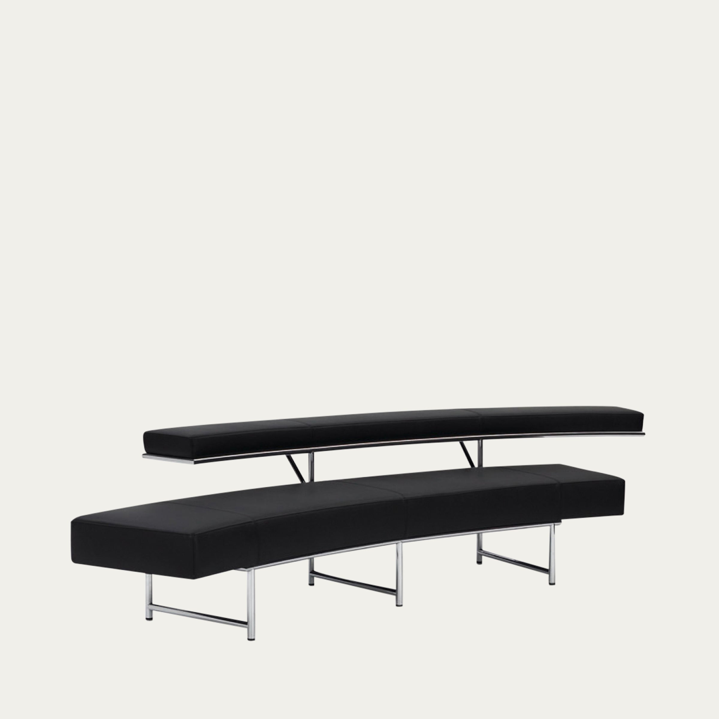 Monte Carlo Sitzbank von Eileen Gray 1929 mit geschwungener Polsterform in Schwarz und verchromtem Stahlgestell, klassisches Designobjekt