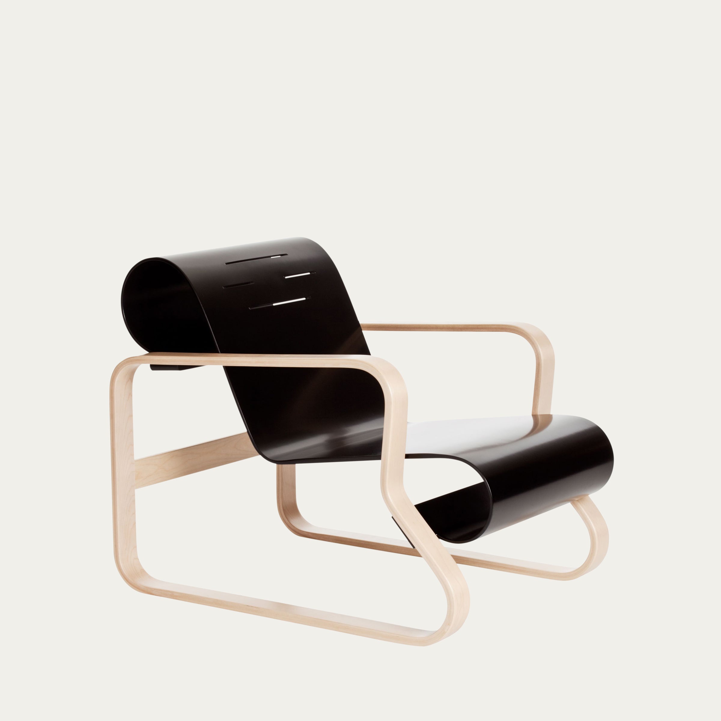 Schwarzer Paimio Sessel von Alvar Aalto mit hellem Sperrholzrahmen und geschwungener Sitzschale