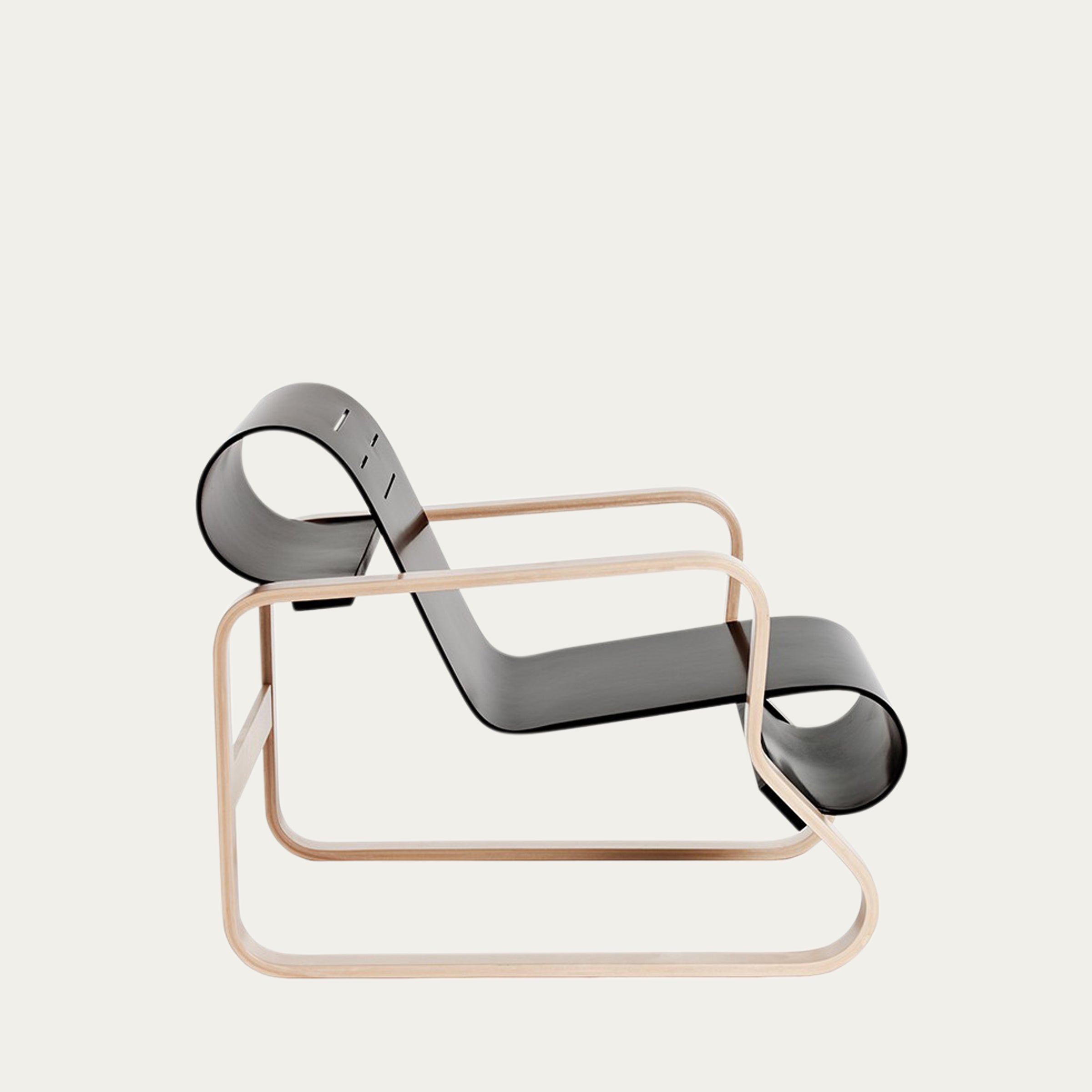 Seitenansicht des Paimio Sessels von Alvar Aalto 1932 mit skulpturalem, schwingendem Gestell