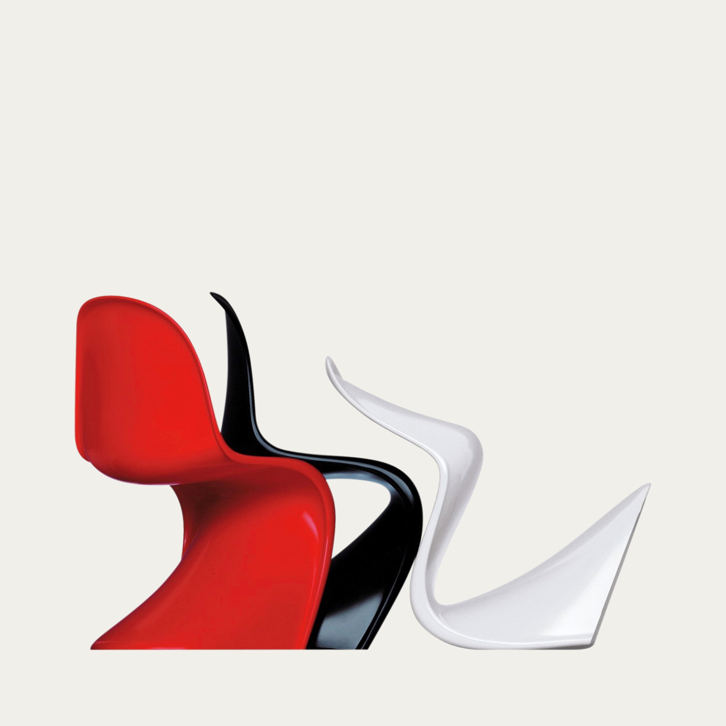 Dreifarbige Ansicht des Panton Chairs von Verner Panton – moderner Freischwinger aus Kunststoff, in Rot, Schwarz und Weiß