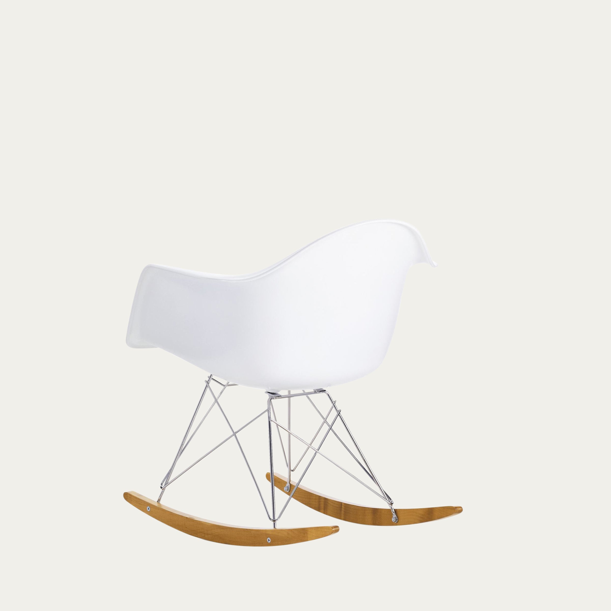 Weißer RAR Schaukelstuhl von Charles & Ray Eames mit ergonomischer Sitzschale, Drahtgestell und geschwungenen Holz-Kufen