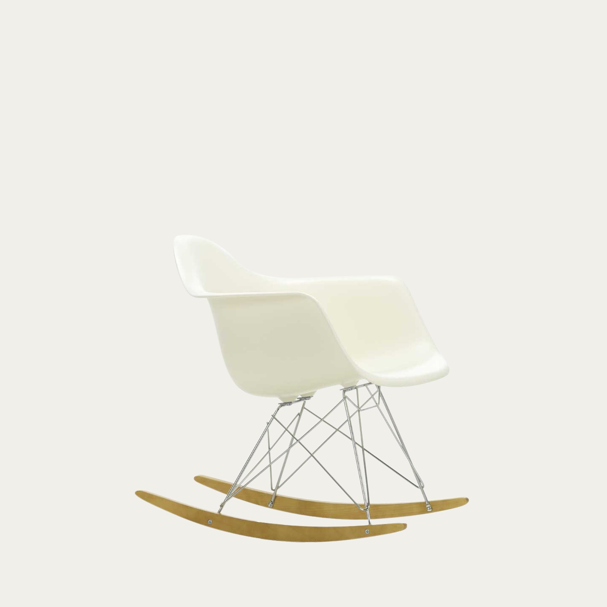 RAR Schaukelstuhl von Charles & Ray Eames mit ergonomischer Kunststoffschale, Drahtgestell und Holz-Kufen im klassischen Mid-Century Design