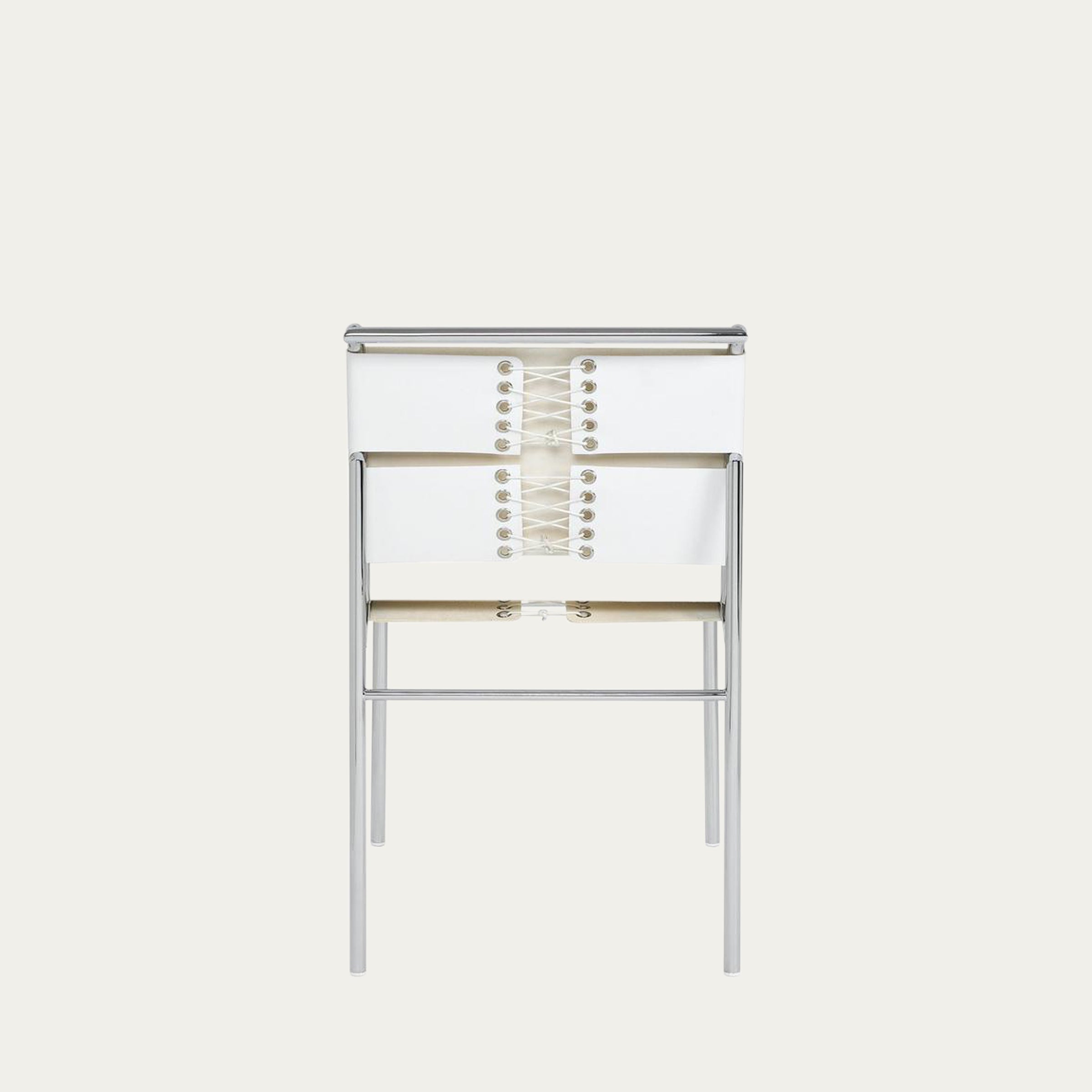 Seitenansicht des Roquebrune Stuhls von Eileen Gray 1927 mit klaren Linien und funktionaler Konstruktion