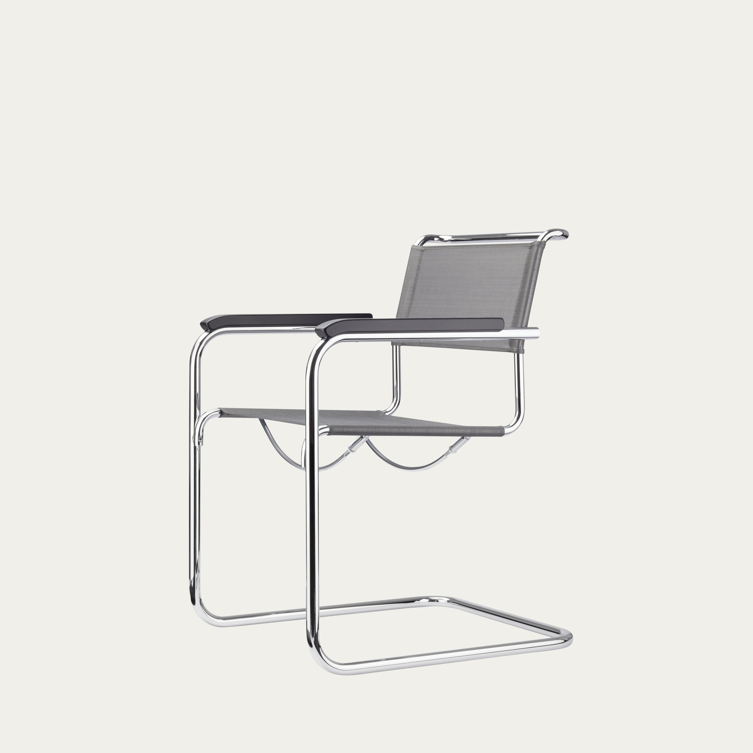 S34 Freischwinger von Mart Stam mit grauem Netzgewebe und verchromtem Stahlrohrgestell, ikonischer Bauhaus-Armlehnstuhl