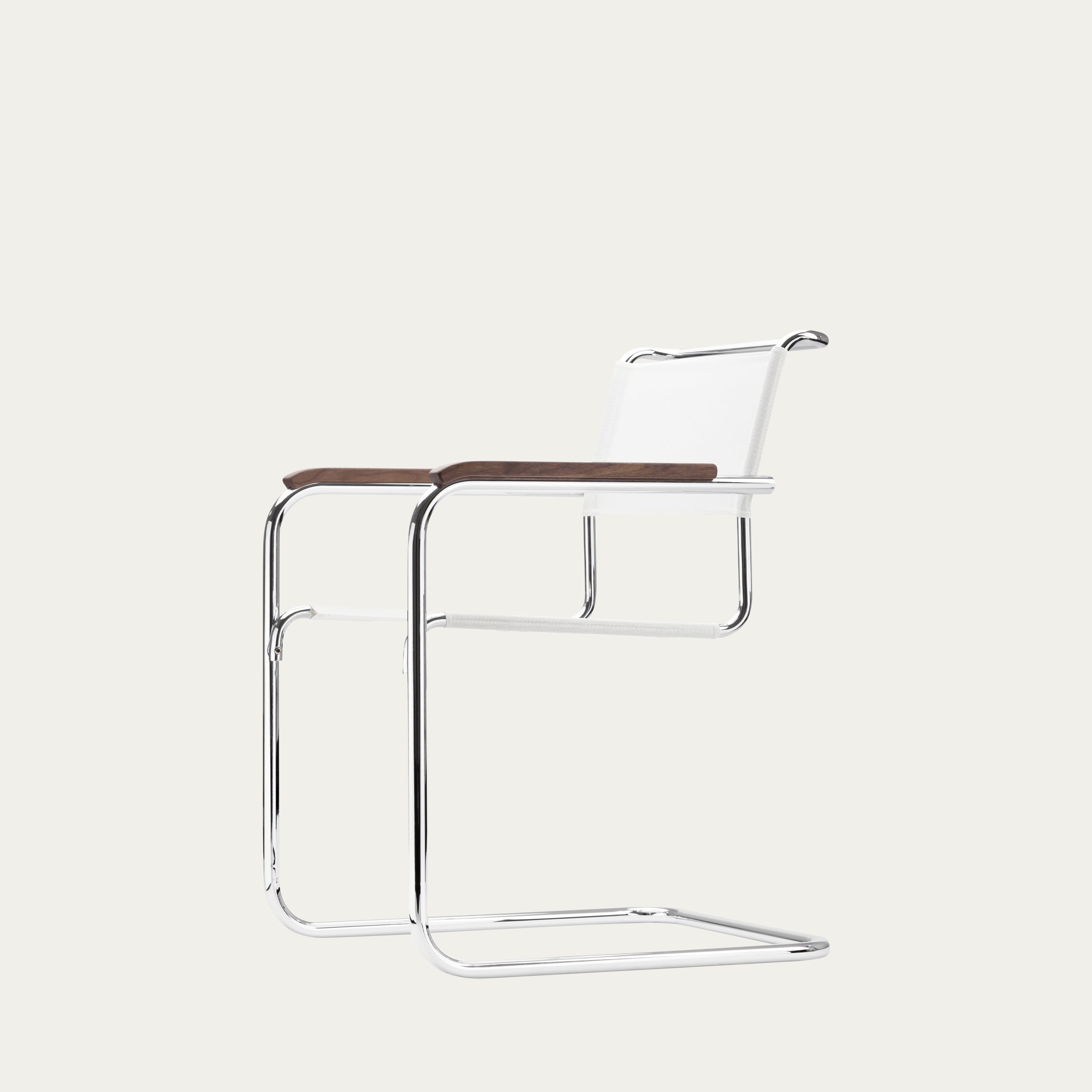 S34 Freischwinger von Mart Stam mit weißem Netzgewebe, Walnuss-Armlehnen und verchromtem Stahlrohrgestell, zeitloser Bauhaus-Klassiker