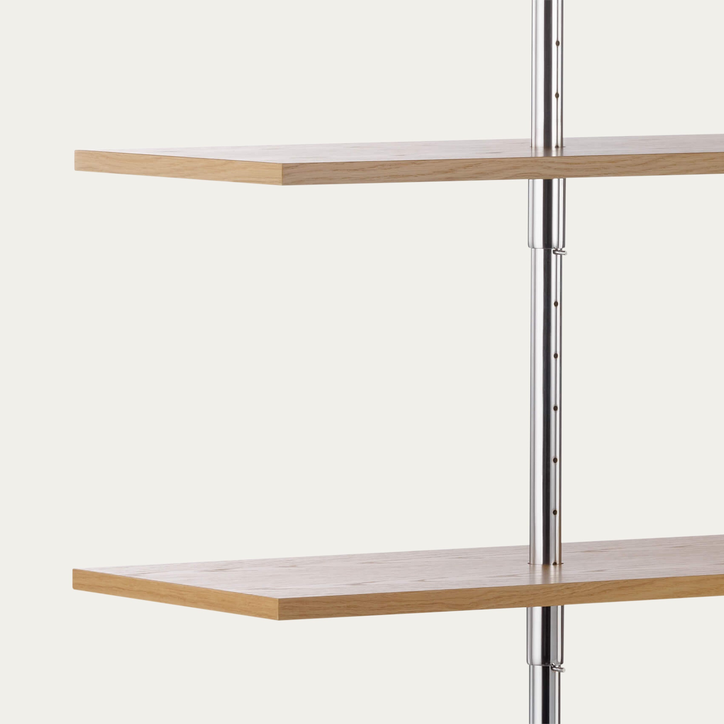 Detailaufnahme des S44 Regals von Marcel Breuer mit hellem Eicheboden und verchromtem Stahlgestell