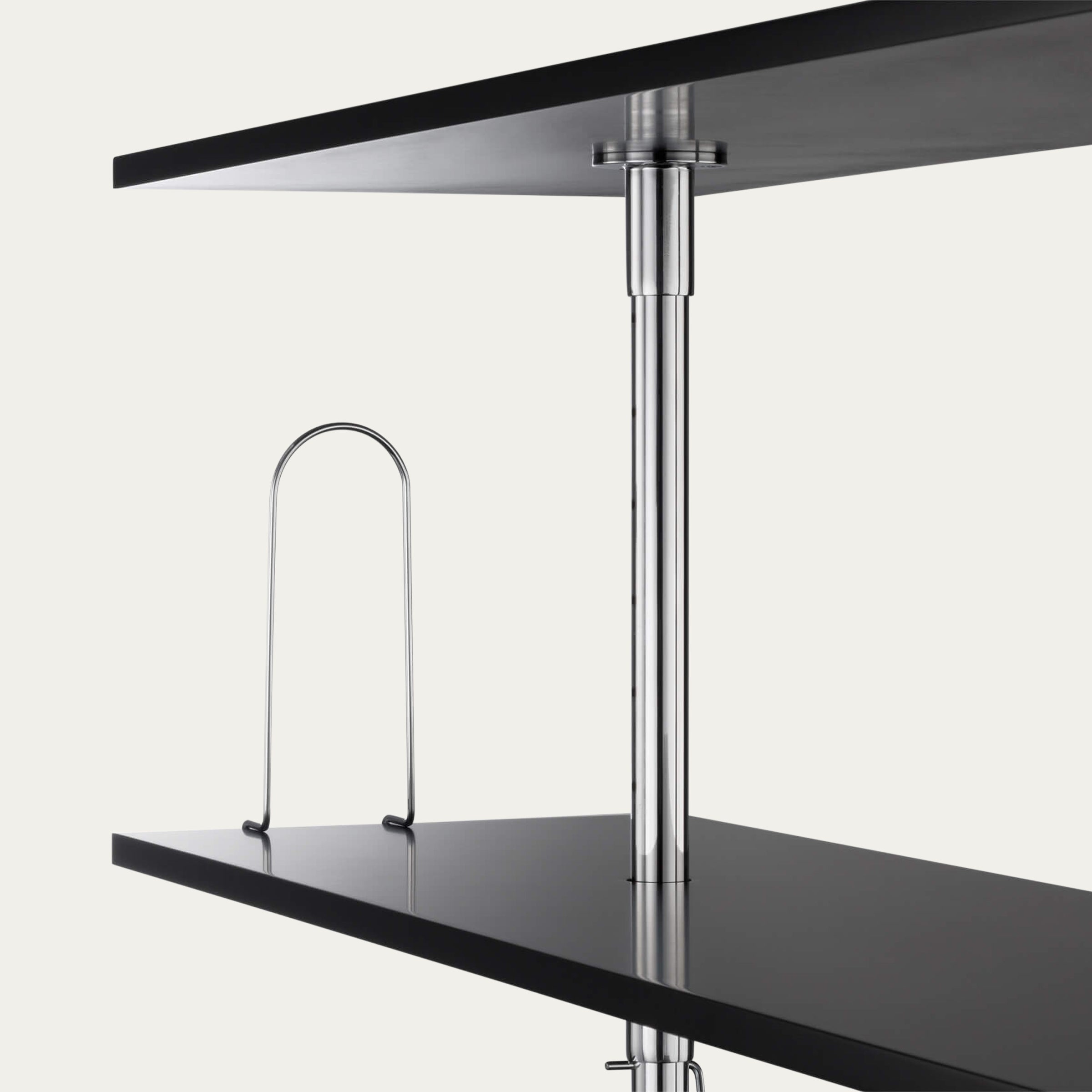 Detailaufnahme des S44 Regals von Marcel Breuer mit schwarzem Regalboden und verchromter Rohrstütze