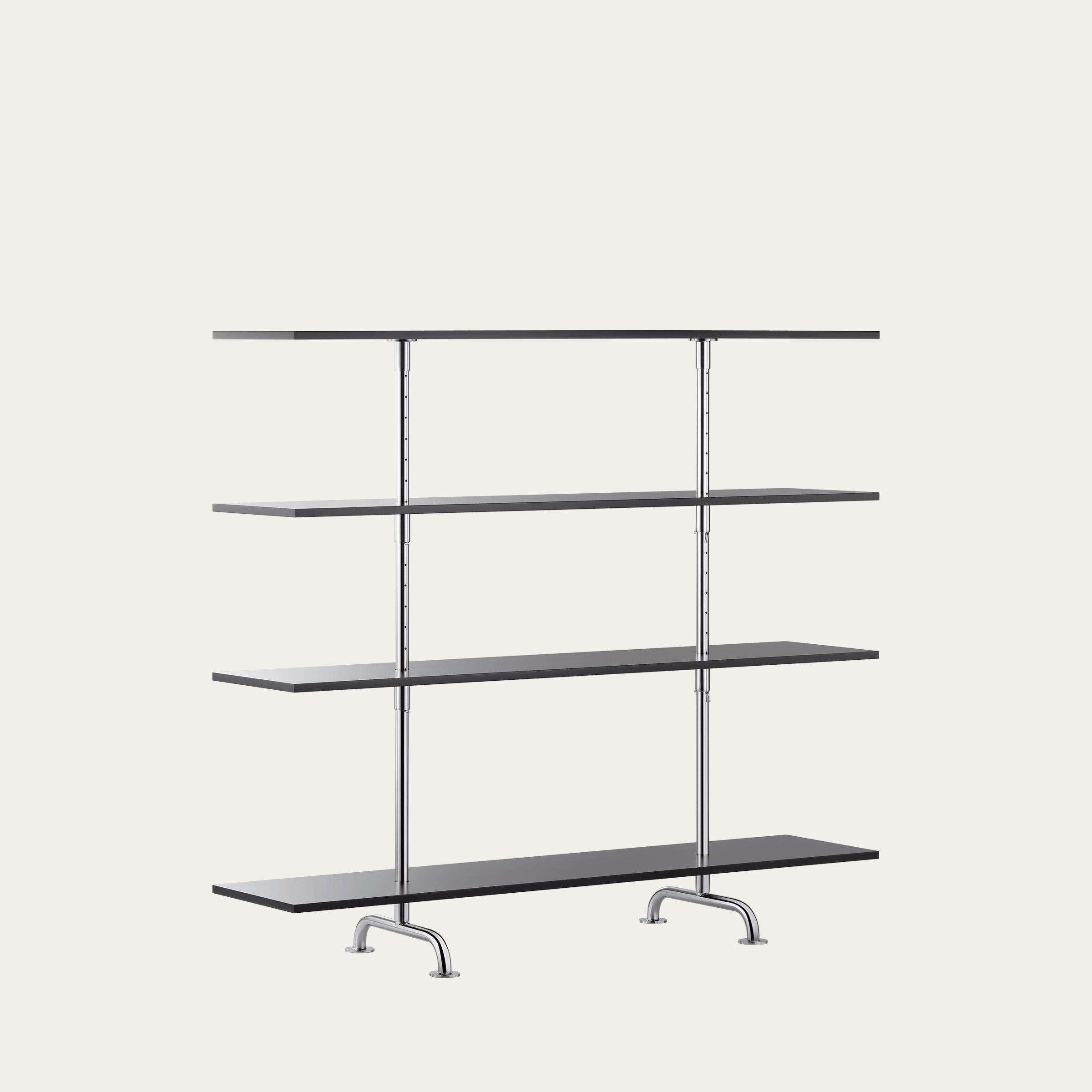Schräg vordere Ansicht des S44 Regals von Marcel Breuer mit schwarzen Böden und verchromtem Stahlrahmen