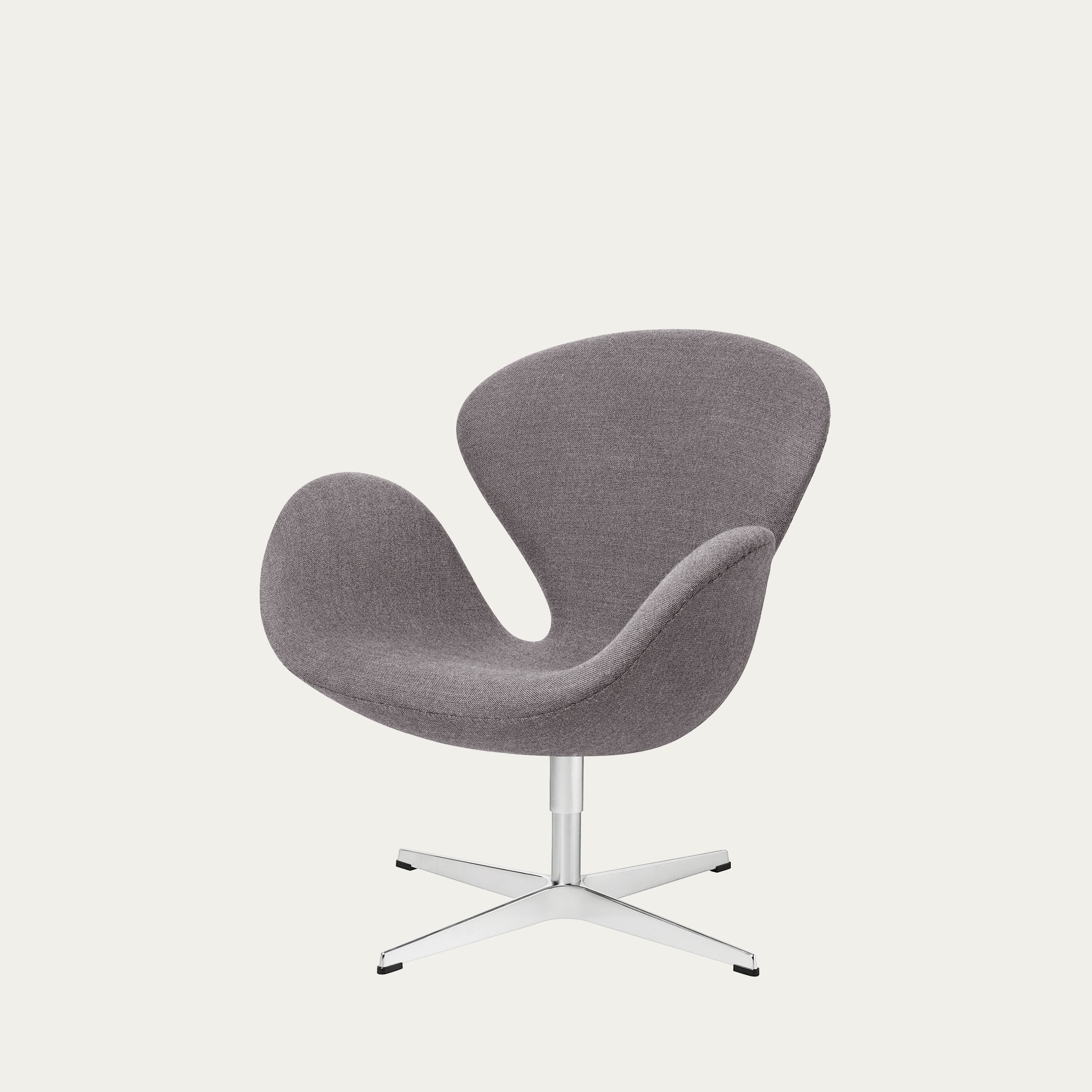 Seitenansicht des Swan Chair von Arne Jacobsen mit grauem Stoffbezug und skulpturaler Sitzform