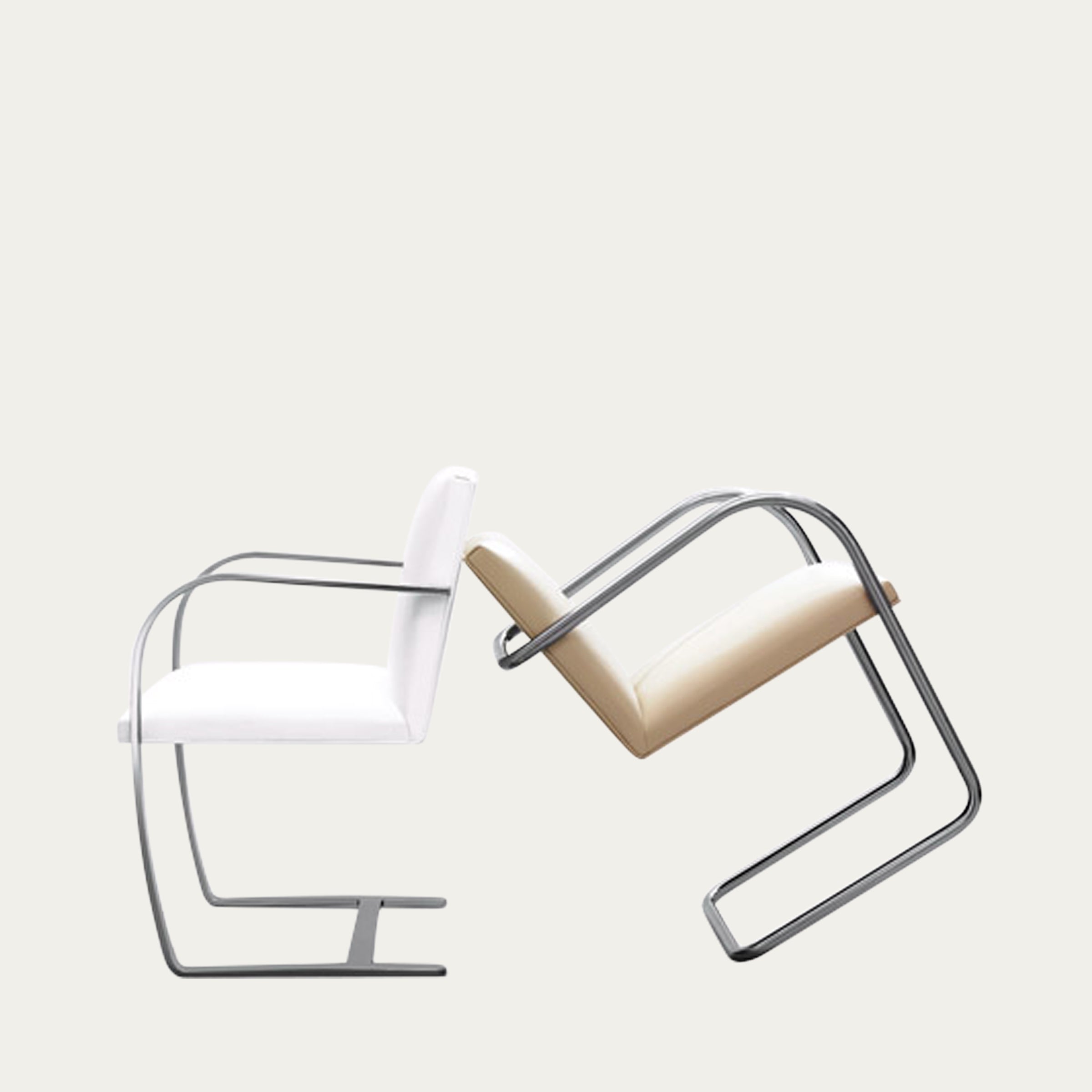 Zwei Tubular Brno Freischwinger von Mies van der Rohe in Weiß und Beige – moderne Freischwinger mit Stahlrohrgestell von 1930