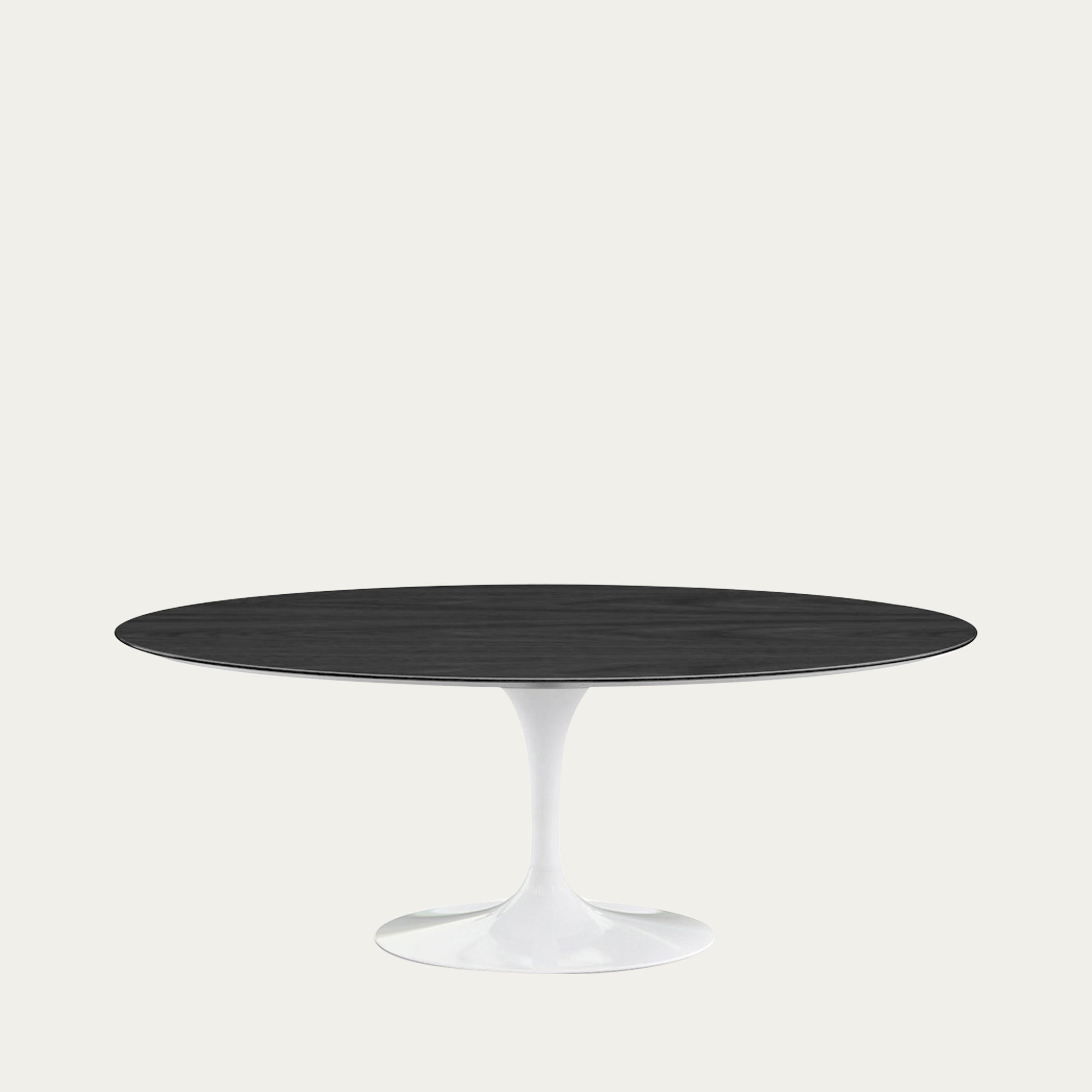 Ovaler Tulip Tisch von Eero Saarinen 1957 mit schwarzer Tischplatte und weißem Tulpenfuß, ikonisches Mid-Century-Design