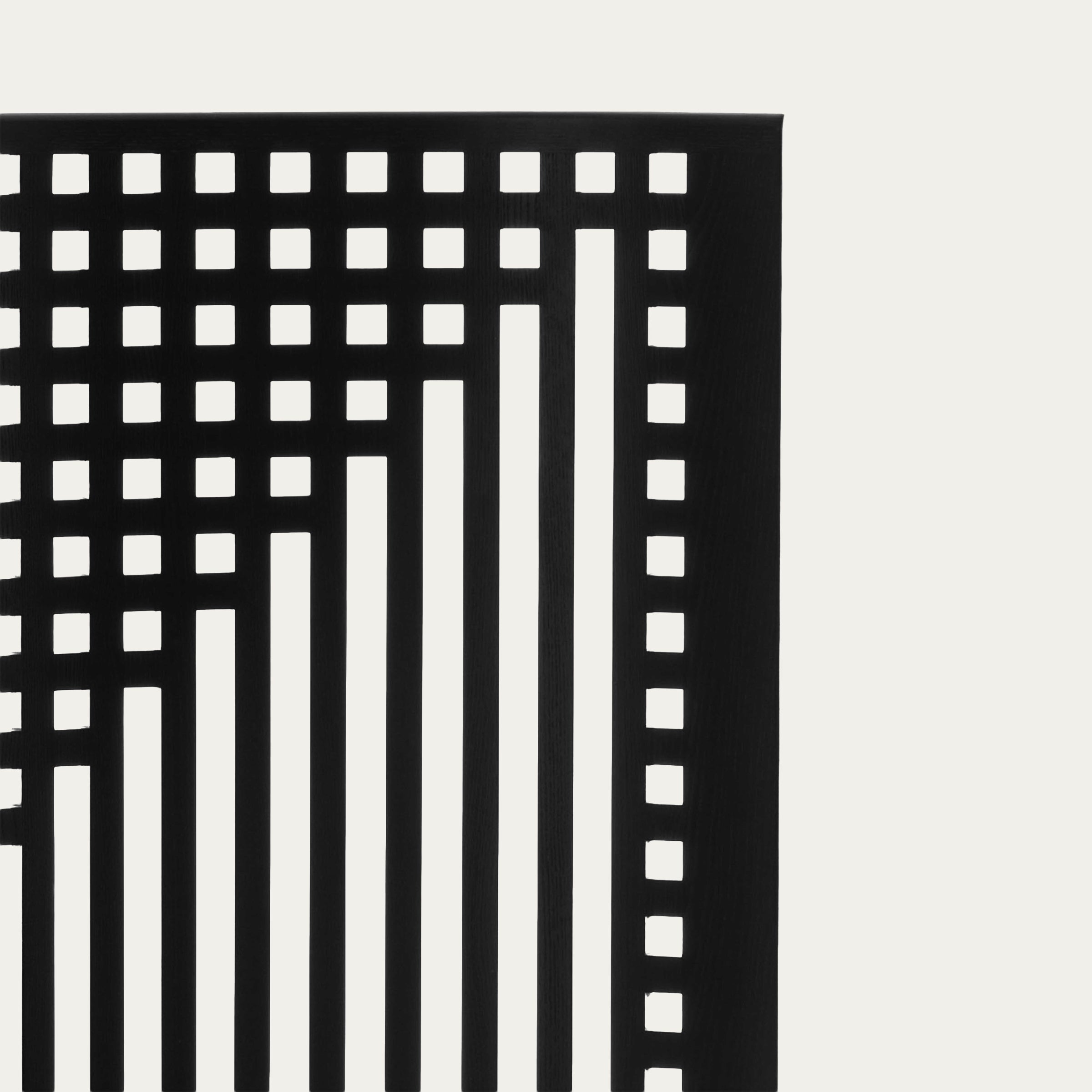 Detailaufnahme der geometrisch gestalteten Rückenlehne des Willow Sessels von Charles Rennie Mackintosh 1904 mit charakteristischem Gitter- und Stabmuster in schwarzer Holzausführung