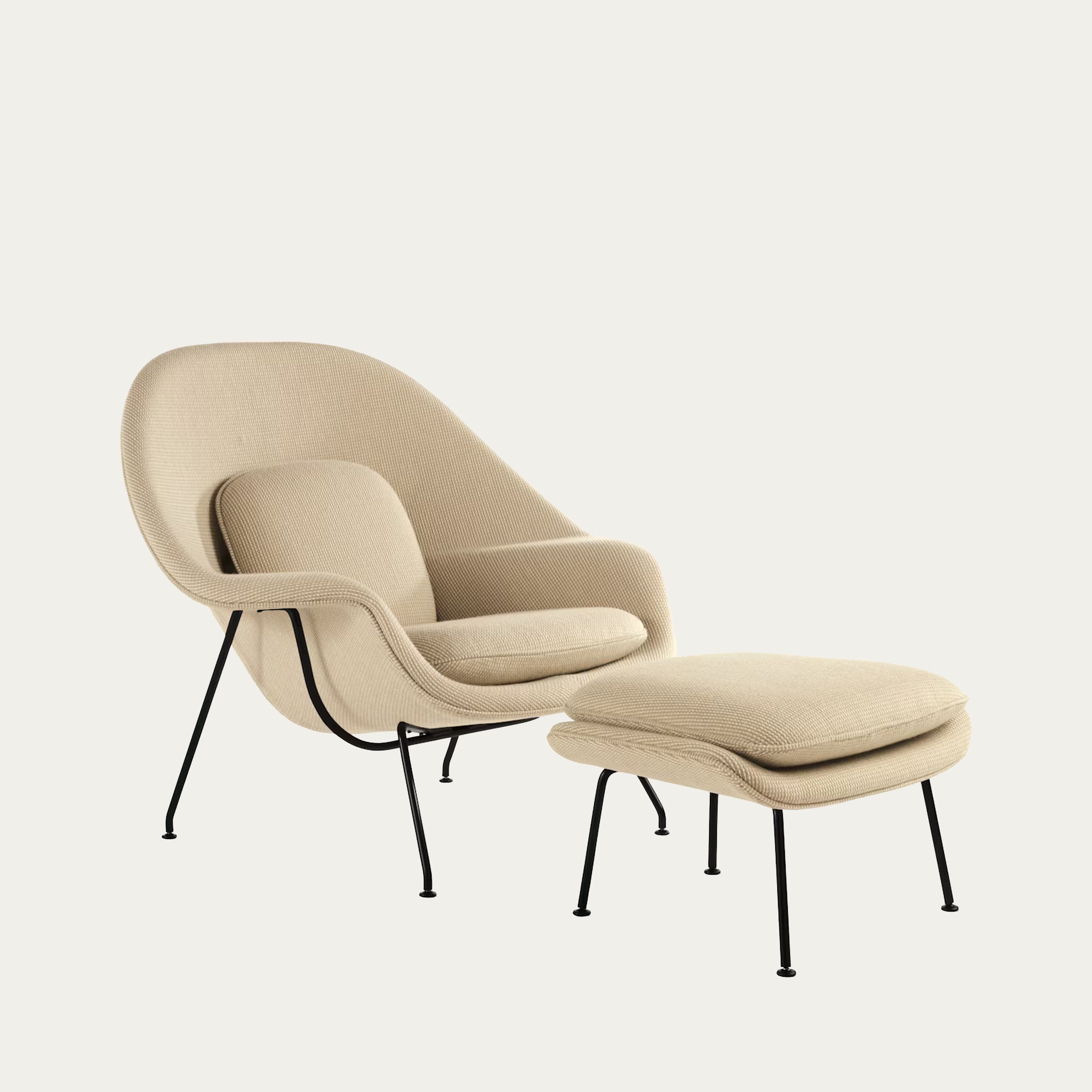 Womb Chair von Eero Saarinen 1948 in heller Stoffausführung mit Ottomane und filigranem Metallgestell